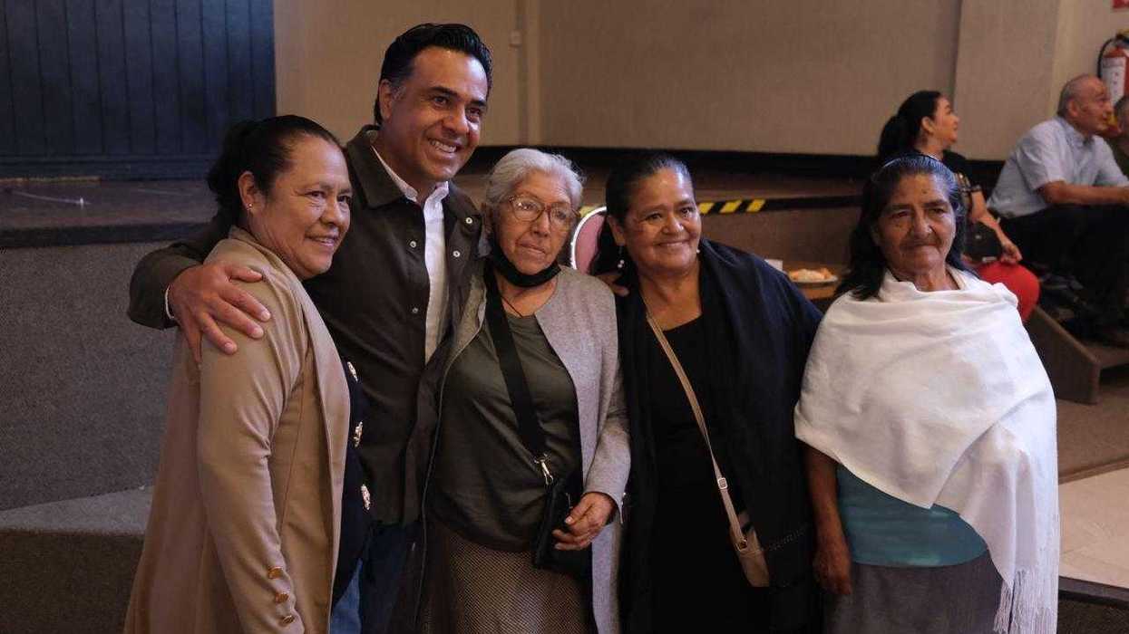 Luis Nava posa con grupo de adultas mayores beneficiarias del programa Contigo en tu mesa en Querétaro
