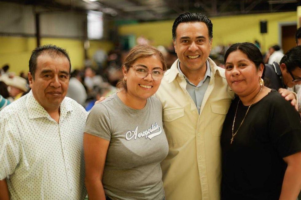 Luis Nava posa con tres asistentes durante la reuni\u00f3n con liderazgos sociales en Ajuchitl\u00e1n, Col\u00f3n.