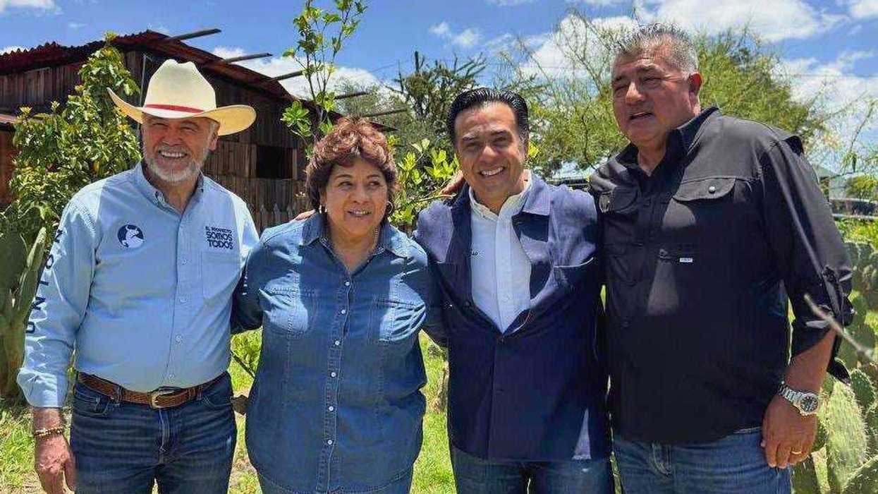 Luis Nava posa con tres asistentes durante la reuni\u00f3n en Pedro Escobedo