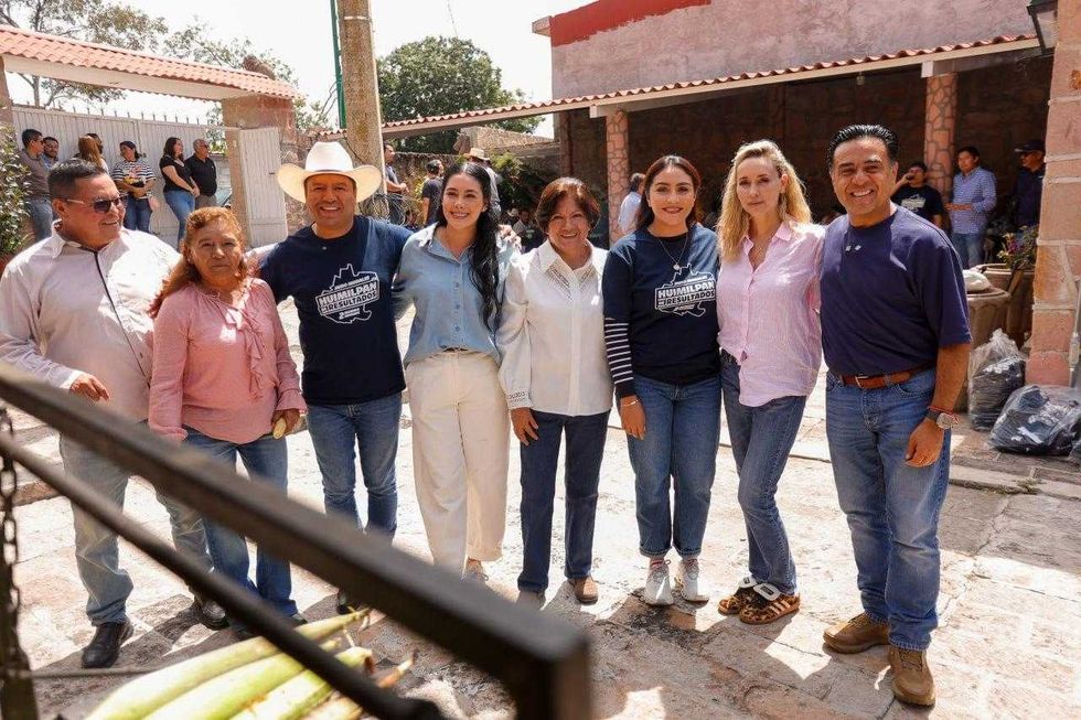 Luis Nava posa junto a autoridades municipales de Huimilpan durante el encuentro con liderazgos sociales.