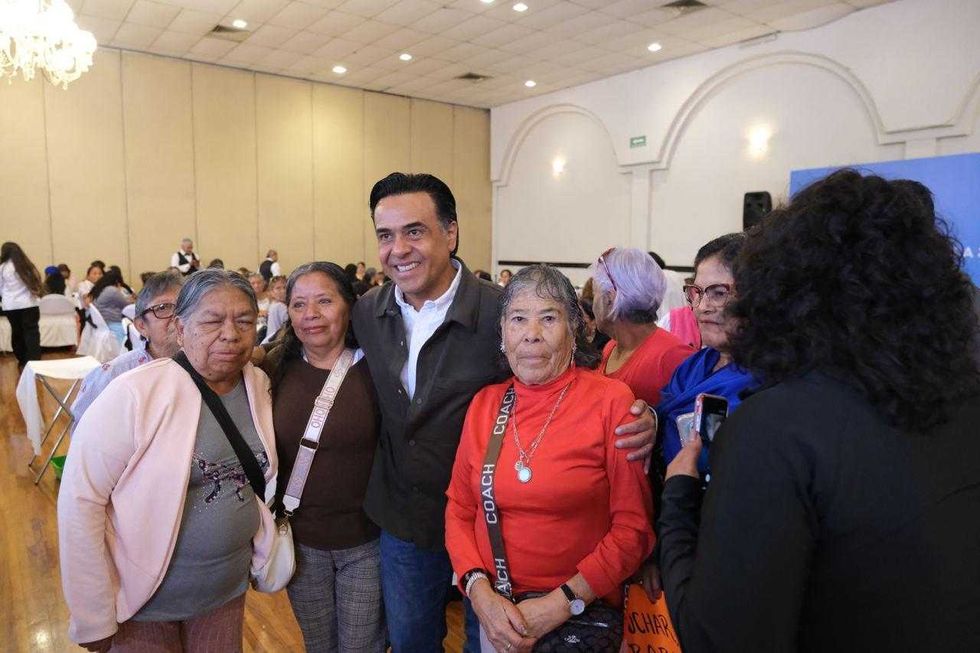 Luis Nava posa junto a vocales adultas mayores del programa Contigo en tu mesa en Quer\u00e9taro
