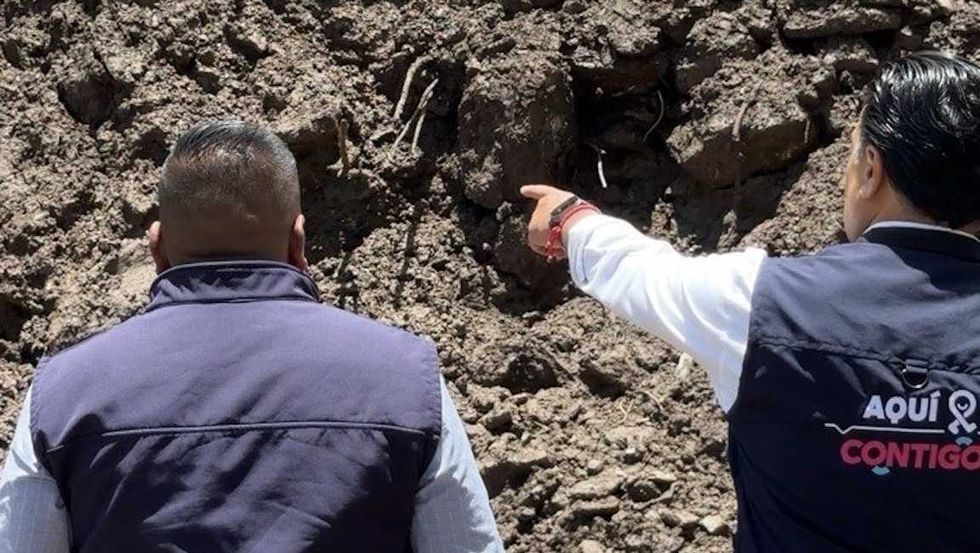 Luis Nava recorre el camino ya despejado en Joyas de Bucareli, Pinal de Amoles, tras los trabajos de remoci\u00f3n del deslave.