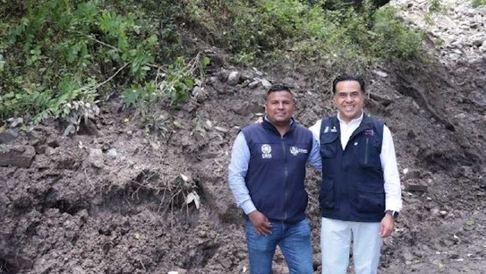 Luis Nava recorre el camino ya despejado en Joyas de Bucareli, Pinal de Amoles, tras los trabajos de remoci\u00f3n del deslave.