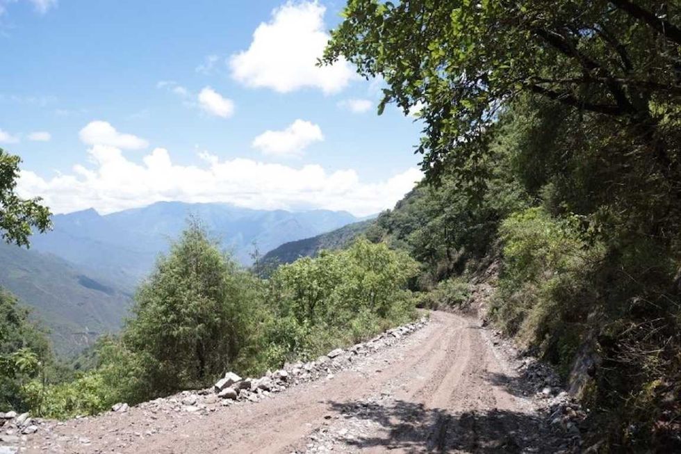 Luis Nava recorre el camino ya despejado en Joyas de Bucareli, Pinal de Amoles, tras los trabajos de remoci\u00f3n del deslave.