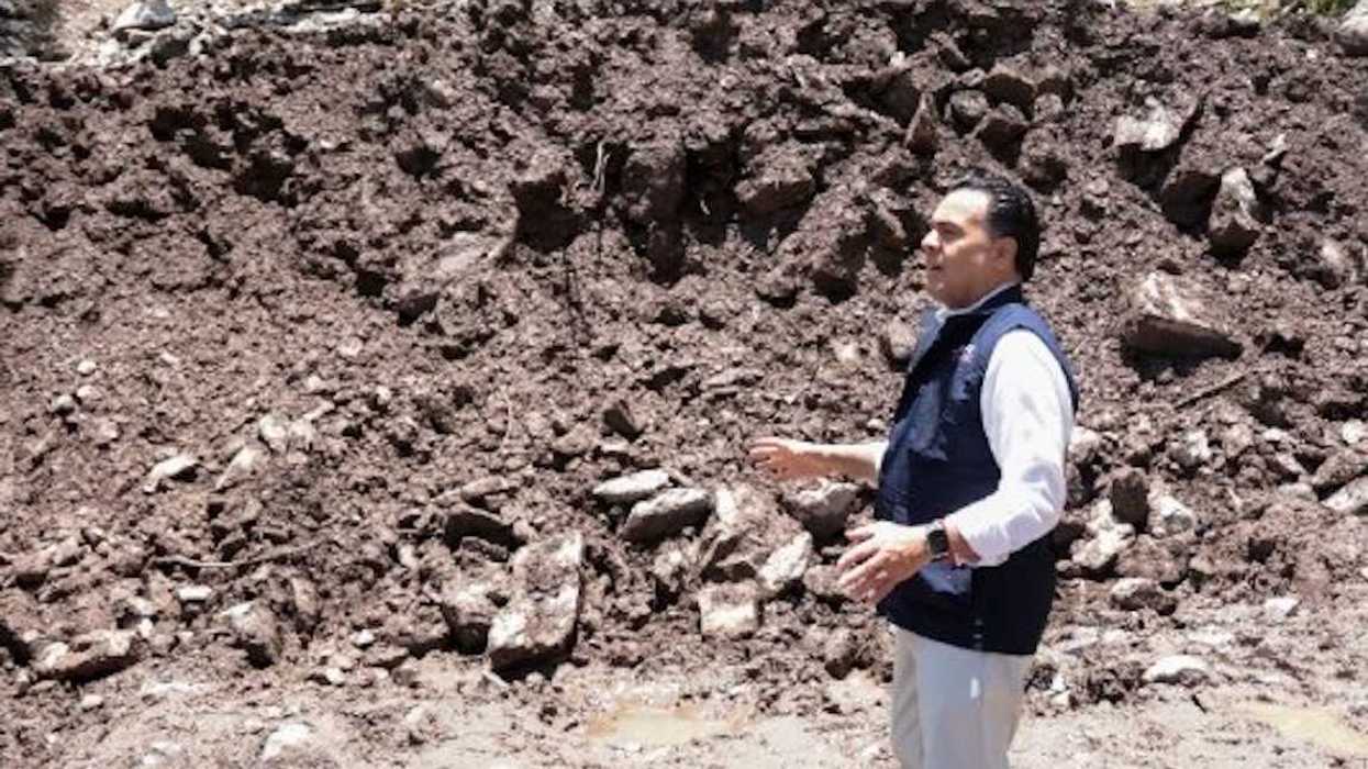 Luis Nava recorre el camino ya despejado en Joyas de Bucareli, Pinal de Amoles, tras los trabajos de remoción del deslave.