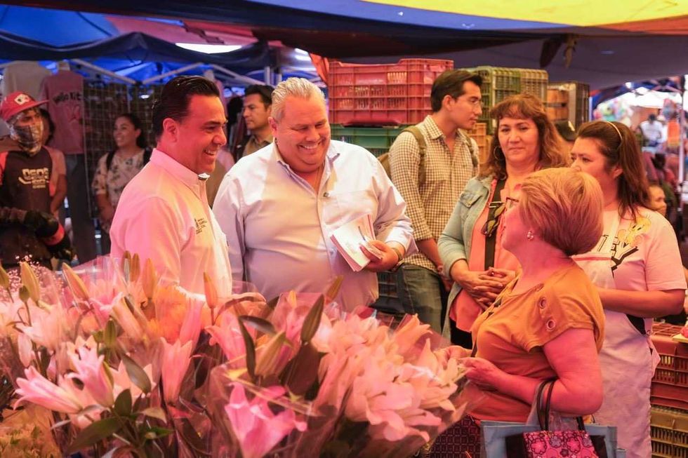 Luis Nava recorre tianguis de Santa M\u00f3nica con la estrategia Aqu\u00ed Contigo en Felipe Carrillo Puerto, Quer\u00e9taro