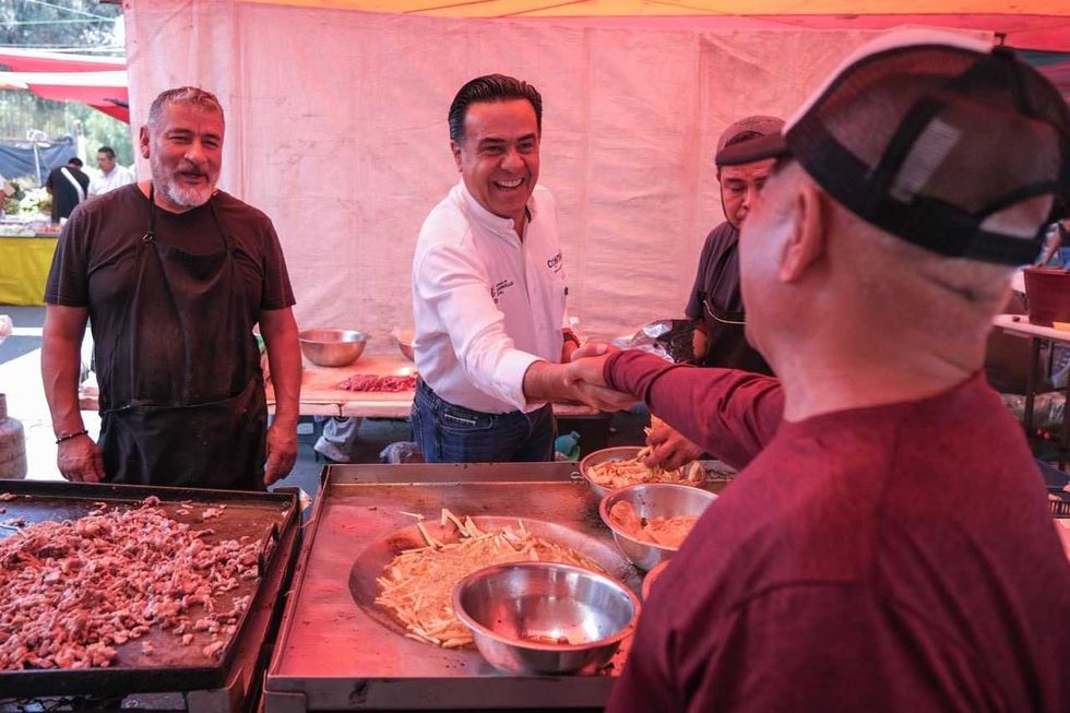 Luis Nava recorre tianguis de Santa M\u00f3nica con la estrategia Aqu\u00ed Contigo en Felipe Carrillo Puerto, Quer\u00e9taro