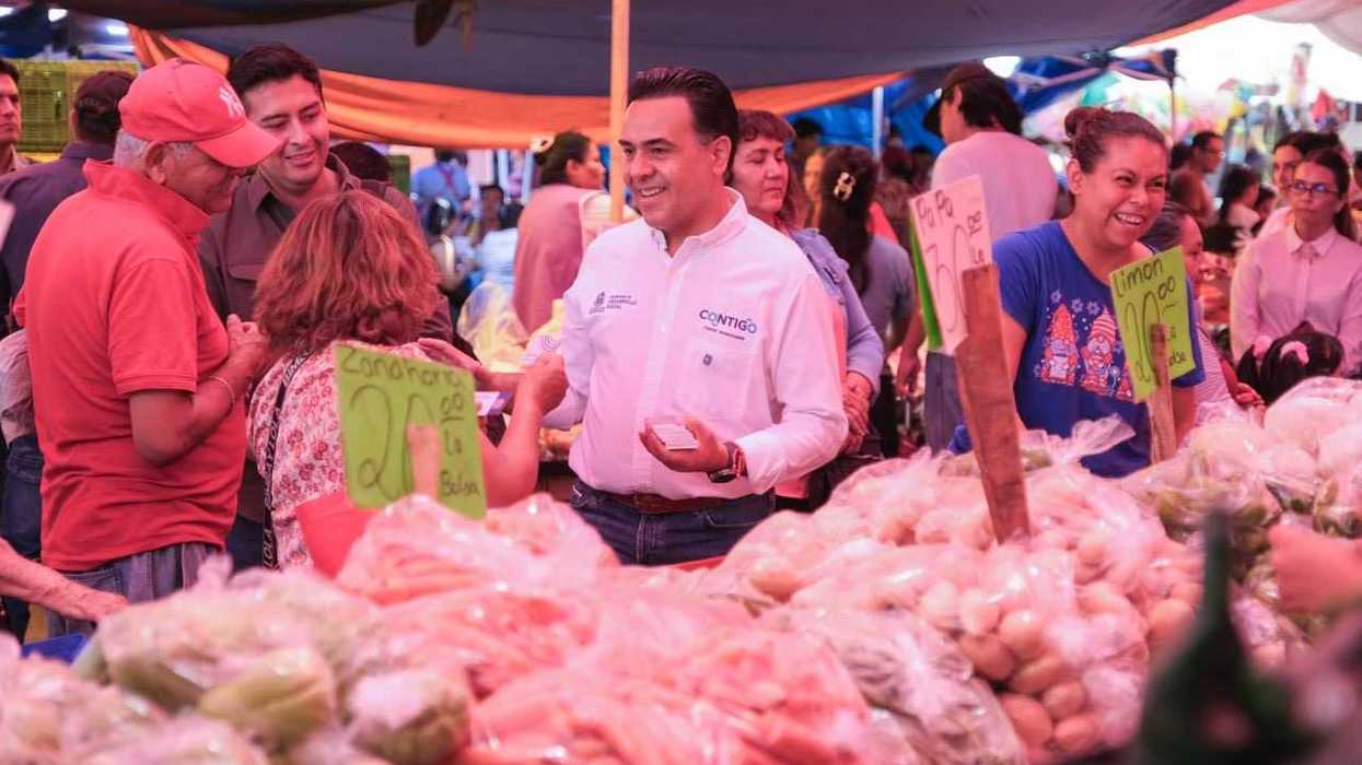 Luis Nava recorre tianguis de Santa Mónica con la estrategia Aquí Contigo en Felipe Carrillo Puerto, Querétaro