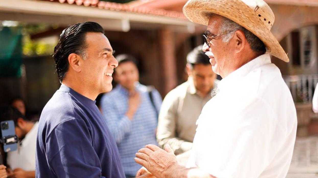 Luis Nava saluda a un líder social durante encuentro con ciudadanos de Huimilpan, Querétaro.
