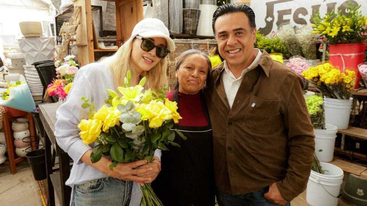 Luis Nava saluda a una comerciante durante su recorrido por el Mercado de las Flores en Querétaro.