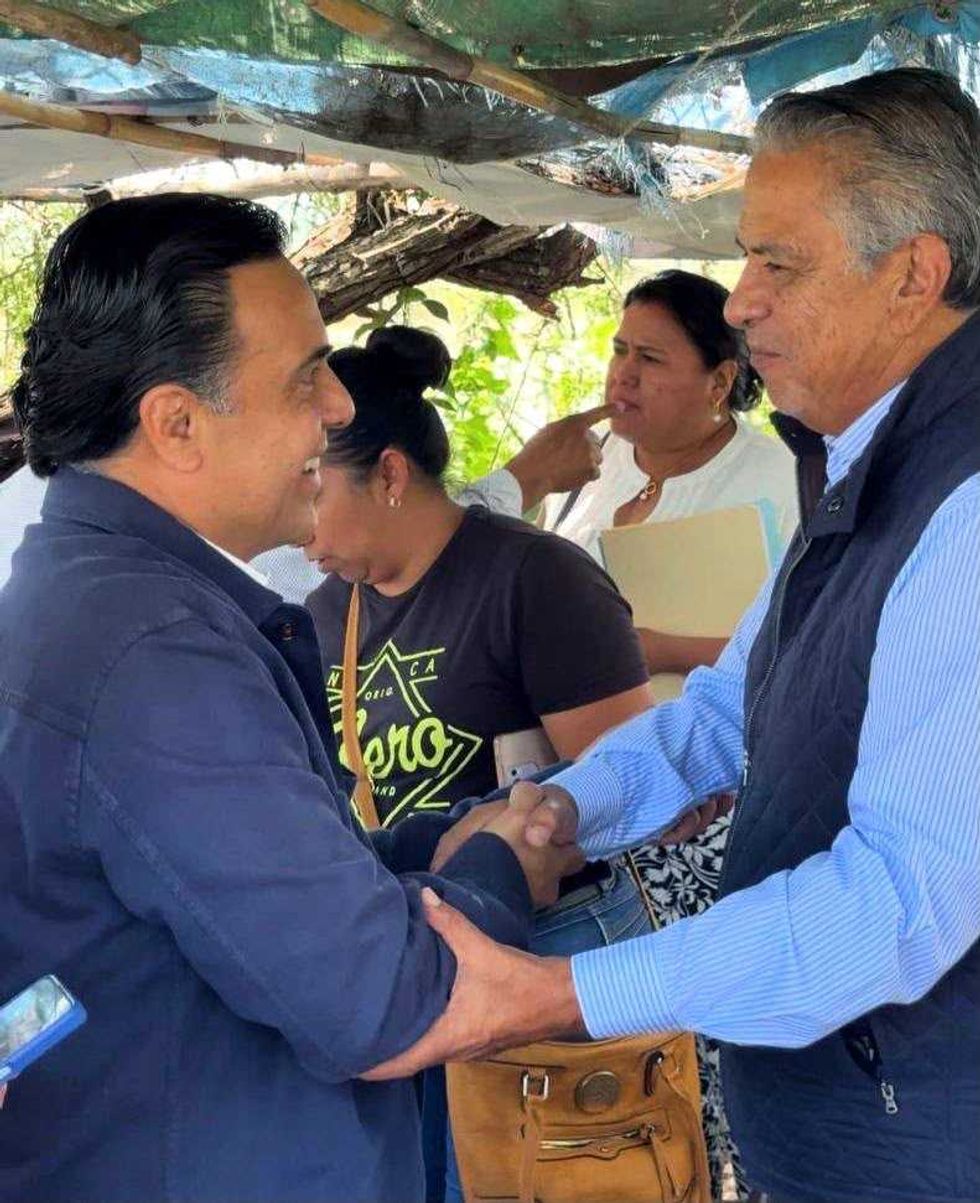 Luis Nava saluda de mano a un asistente durante la reuni\u00f3n en Pedro Escobedo