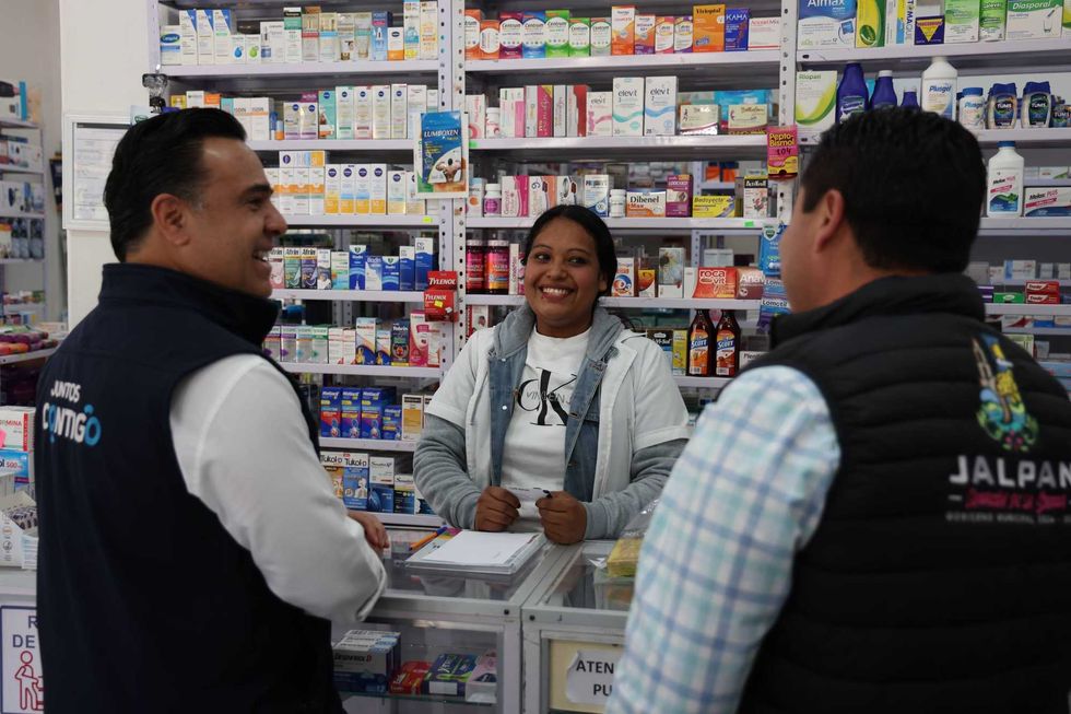 Luis Nava, secretario de Desarrollo Social de Quer\u00e9taro, durante recorrido en comercios de Jalpan de Serra