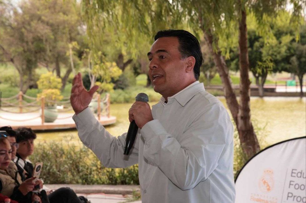 Luis Nava, secretario de Desarrollo Social de Quer\u00e9taro, gesticula durante la presentaci\u00f3n del Educational Football Program en Parque Alfalfares ante familias participantes