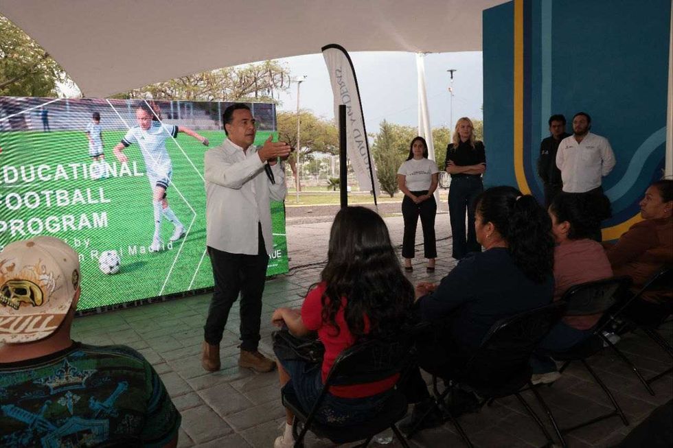 Luis Nava, secretario de Desarrollo Social de Quer\u00e9taro, habla frente a la proyecci\u00f3n del Educational Football Program de la Fundaci\u00f3n Real Madrid durante la presentaci\u00f3n del programa