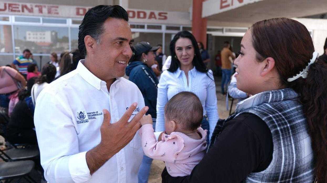 Luis Nava, secretario de Desarrollo Social de Querétaro, convive con beneficiarios del programa Coinversión Social en Ezequiel Montes