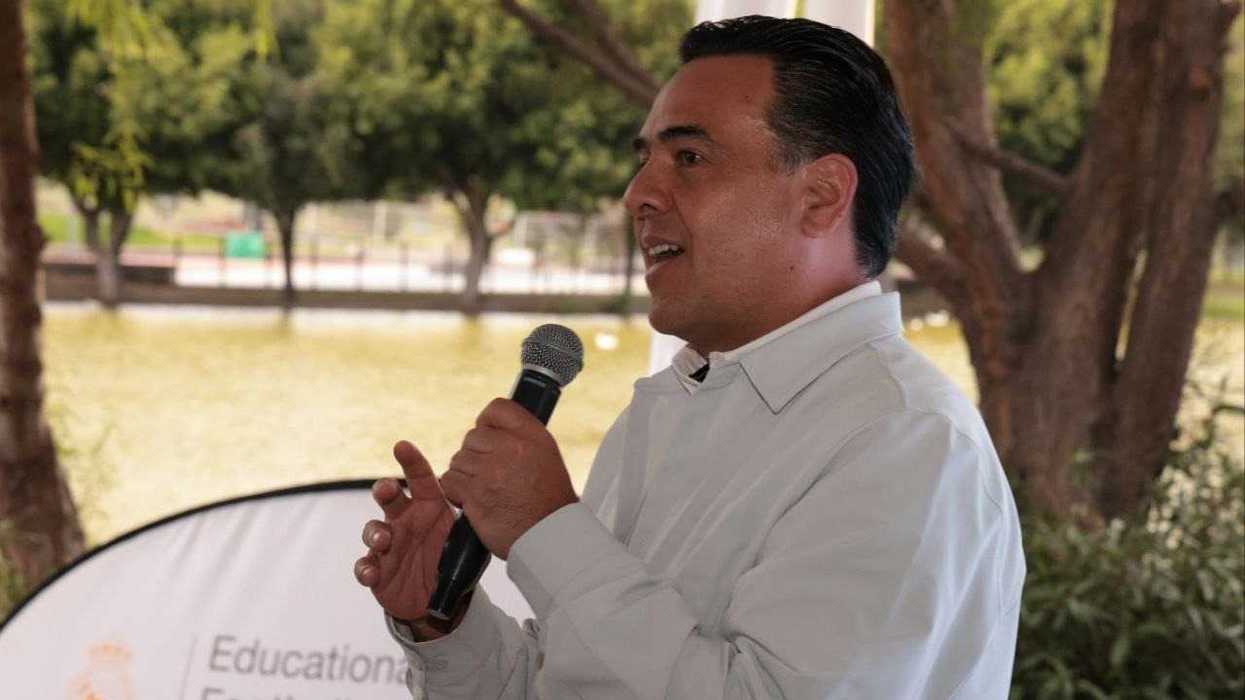 Luis Nava, secretario de Desarrollo Social de Querétaro, habla con micrófono durante la presentación del Educational Football Program de la Fundación Real Madrid en Parque Alfalfares
