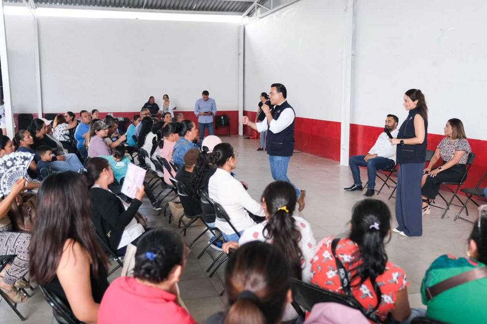 Luis Nava, secretario de Desarrollo Social del estado, durante reuni\u00f3n con beneficiarias del SEDESOQ en Jes\u00fas Mar\u00eda, El Marqu\u00e9s.
