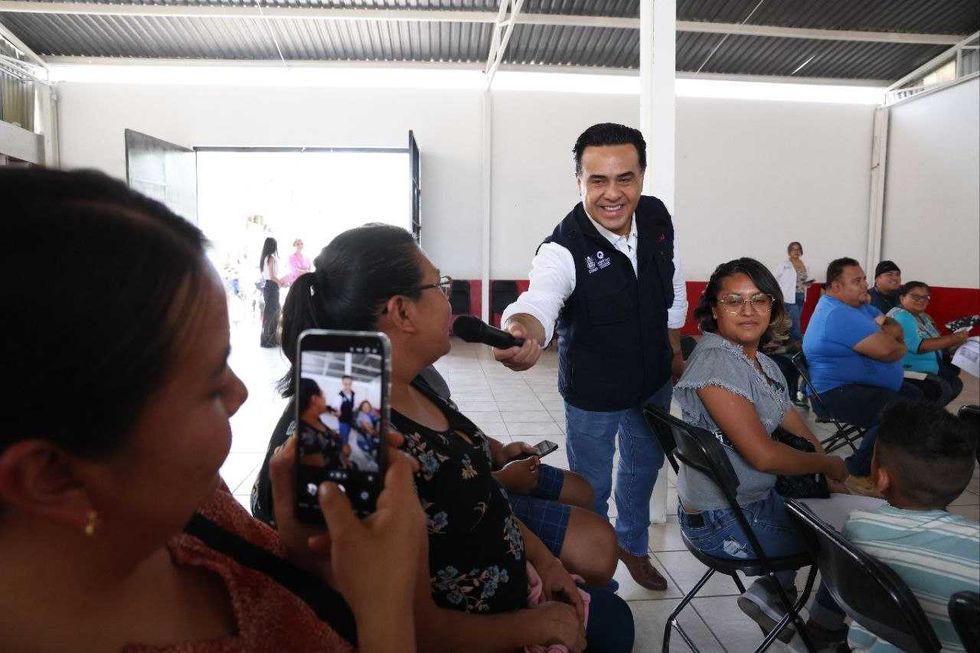 Luis Nava, secretario de Desarrollo Social del estado, durante reuni\u00f3n con beneficiarias del SEDESOQ en Jes\u00fas Mar\u00eda, El Marqu\u00e9s.