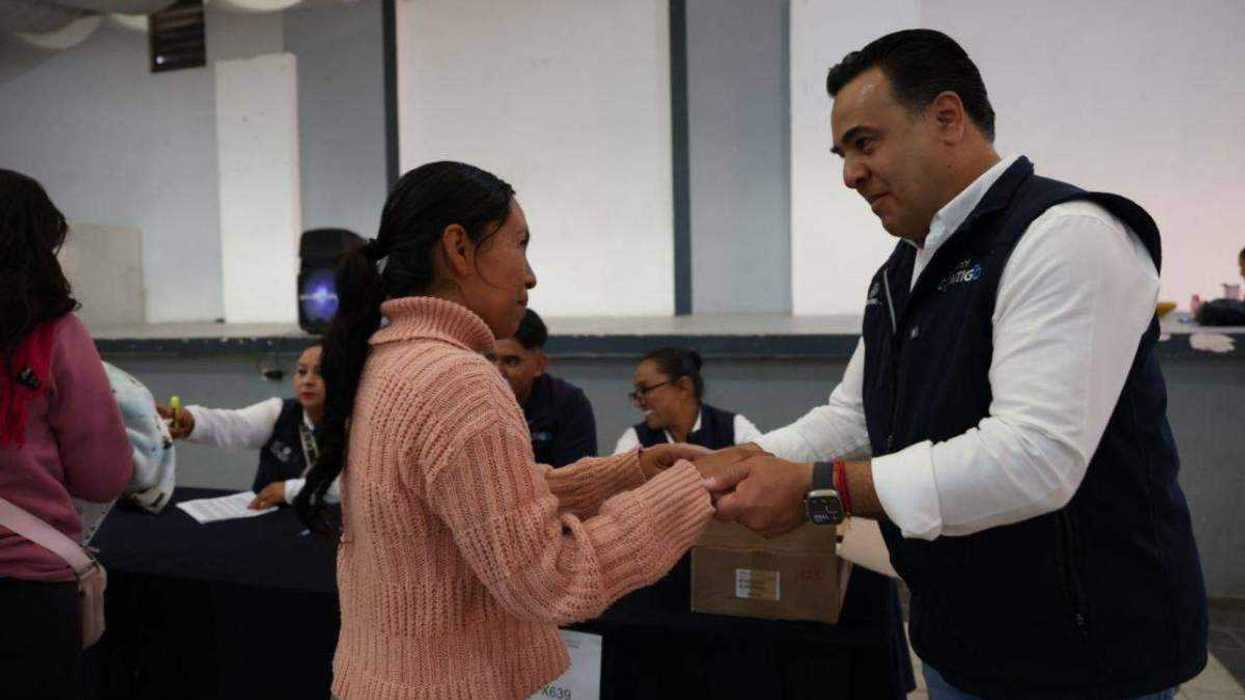 Luis Nava, secretario de Desarrollo Social, entrega Tarjeta Contigo a beneficiarias en Tequisquiapan. Programa beneficia a 246 familias.