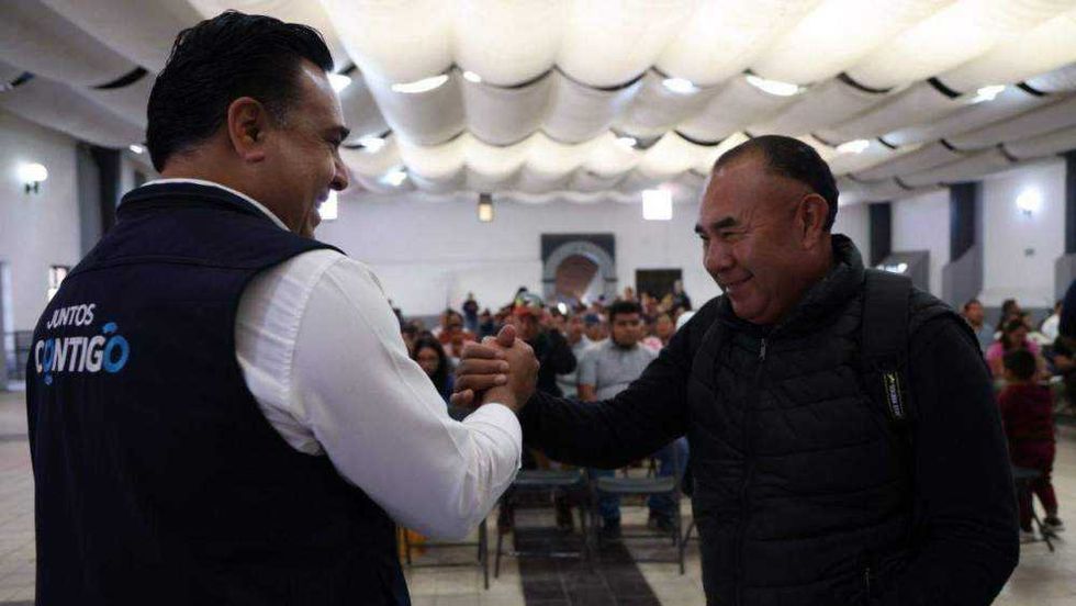 Luis Nava, secretario de Desarrollo Social, entrega Tarjeta Contigo a beneficiarias en Tequisquiapan. Programa beneficia a 246 familias.