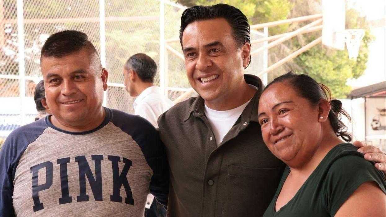 Luis Nava, secretario de Desarrollo Social, junto con vecinos durante una actividad comunitaria en Querétaro.