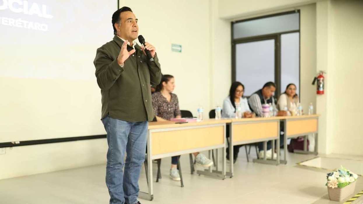 Luis Nava, secretario de Sedesoq, expone cifras de reducción de pobreza en San Juan del Río ante Colegio de Arquitectos