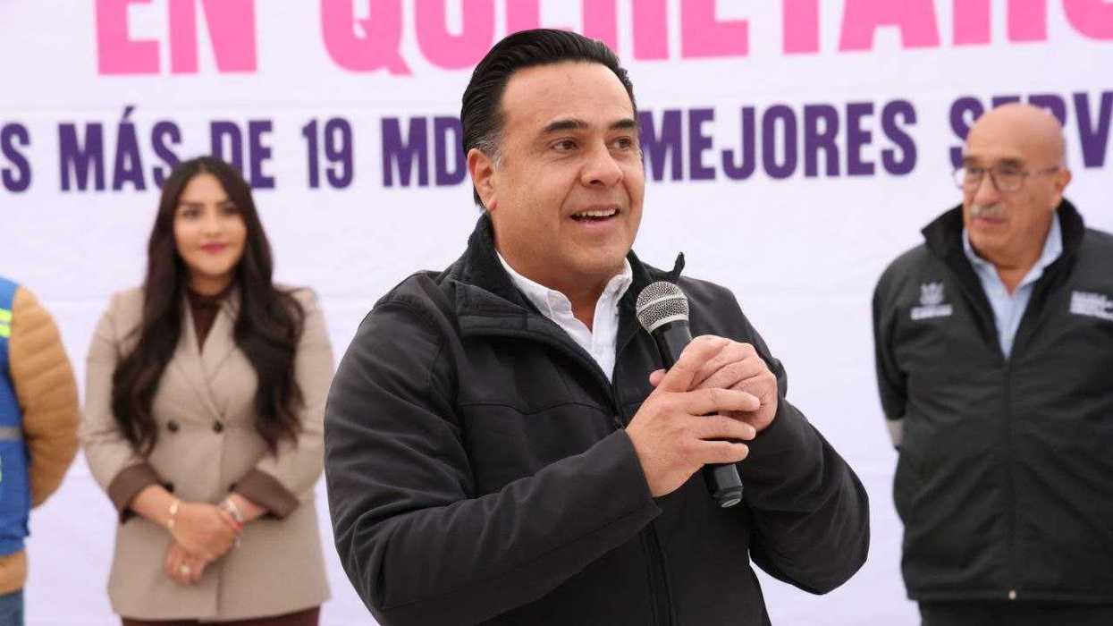 Luis Nava secretario Desarrollo Social durante entrega obra rehabilitación calle Agustín Saldaña Huimilpan Querétaro