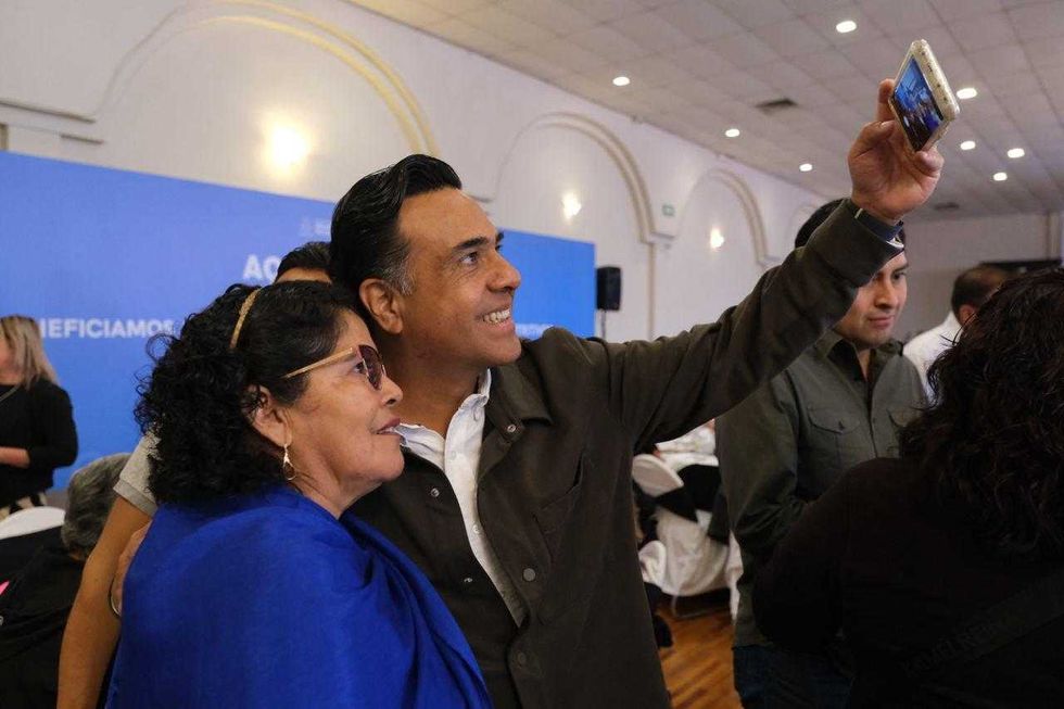 Luis Nava toma selfie con vocal del programa alimentario Contigo en tu mesa en la Zona Metropolitana de Quer\u00e9taro