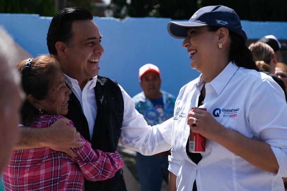 Luis Nava y Martha Elena Soto Obreg\u00f3n saludan a una vecina en la colonia Ejido Modelo