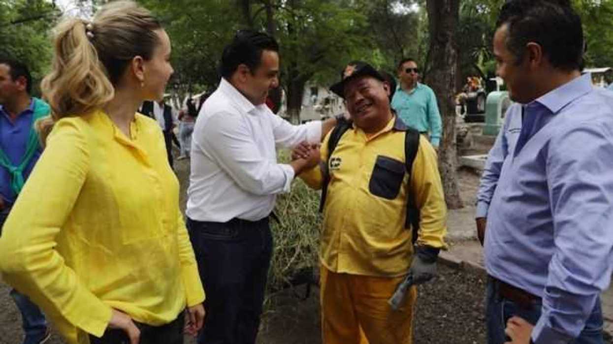 luis-nava-y-su-esposa-arahi-visitaron-el-panteon-municipal-del-cimatario-99