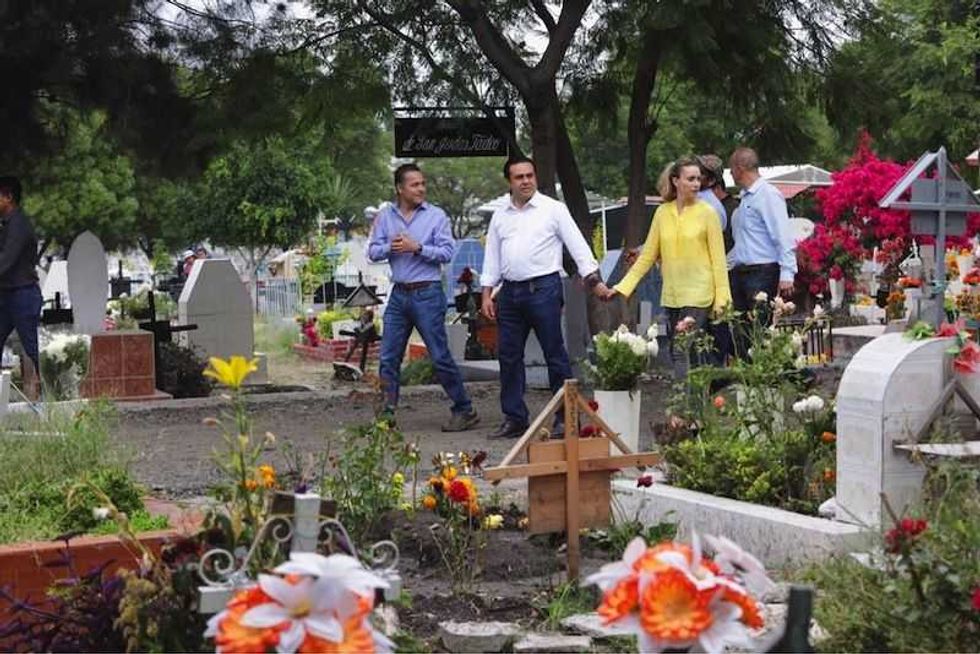 luis nava y su esposa arahi visitaron el panteon municipal del cimatario