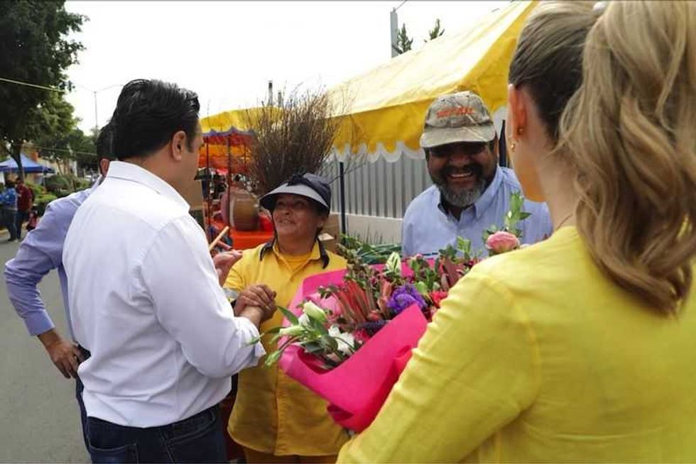 luis nava y su esposa arahi visitaron el panteon municipal del cimatario5