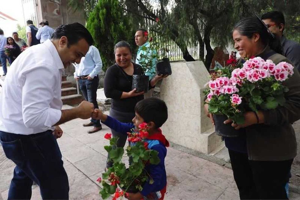 luis nava y su esposa arahi visitaron el panteon municipal del cimatario7