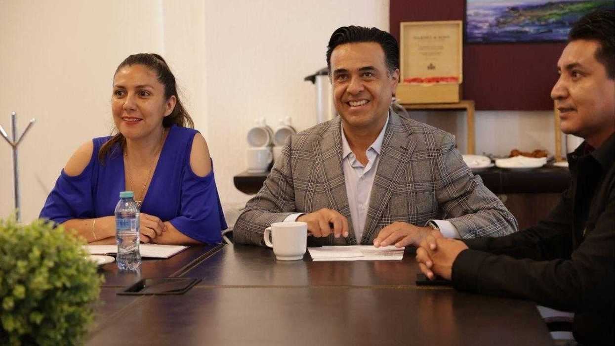 Luis Nava y Tania Libertad Argumedo Chávez sentados en mesa de trabajo sobre vivienda para los 18 municipios de Querétaro, agosto 2026