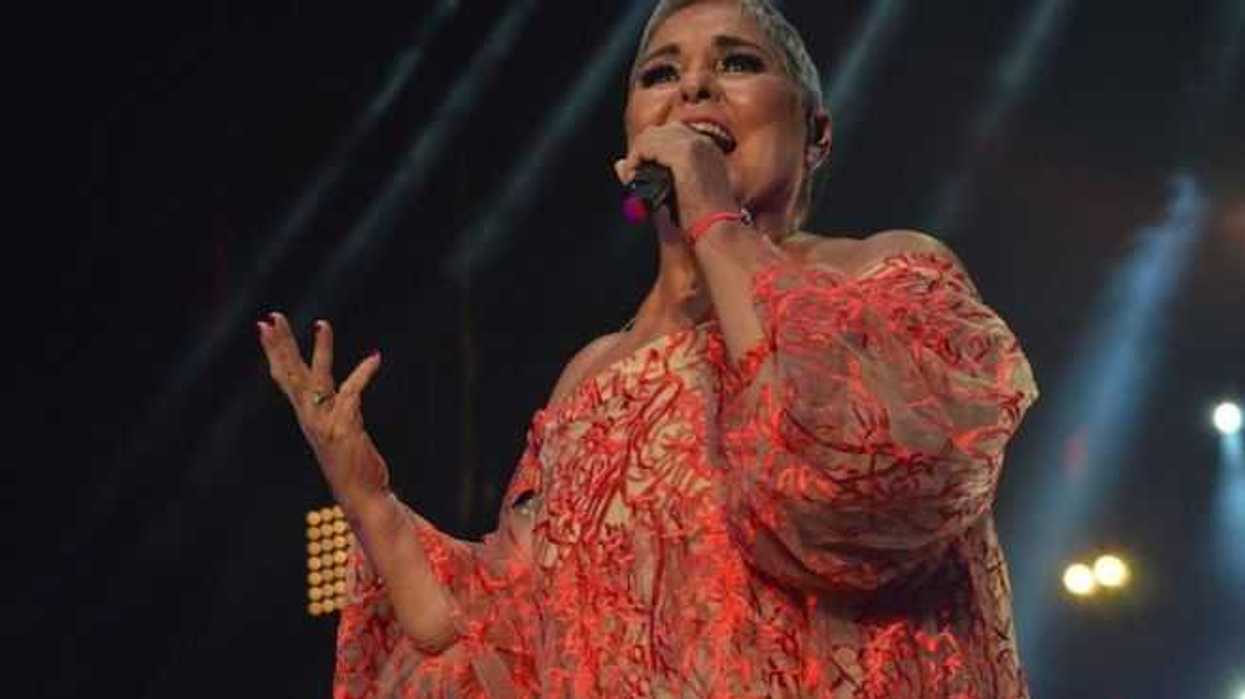 lupita-dalessio-estrena-video-estamos-mano-de-su-album-en-vivo