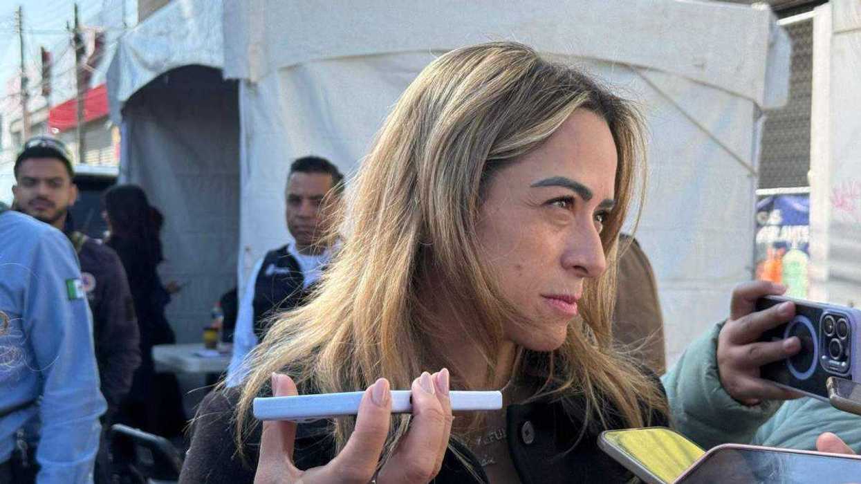 Lynda Rangel, Oficial Mayor de Querétaro, detalla modalidades de contratación gubernamental en rueda de prensa.