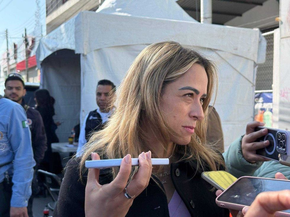 Lynda Rangel, Oficial Mayor de Querétaro, detalla modalidades de contratación gubernamental en rueda de prensa.