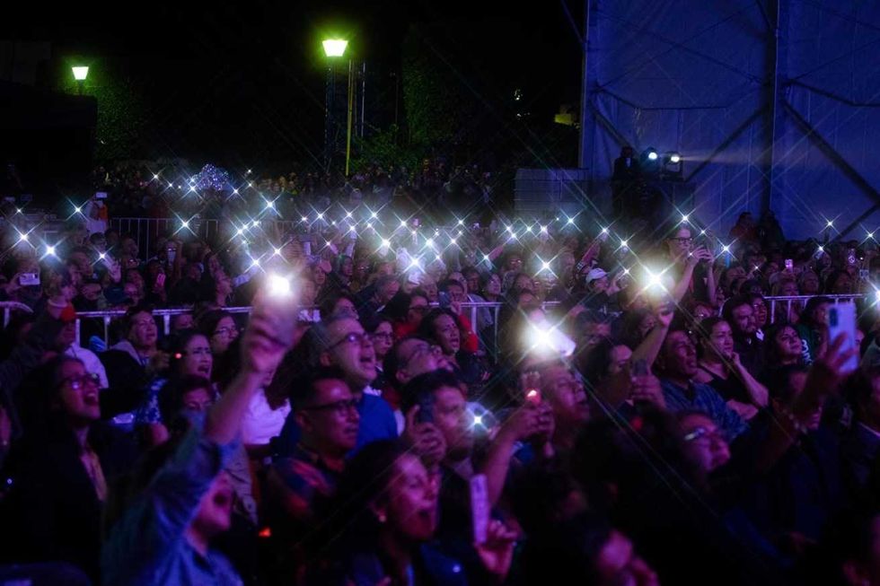 M\u00e1s de 3 mil 500 personas iluminaron el Centro Hist\u00f3rico con las luces de sus celulares durante el concierto.