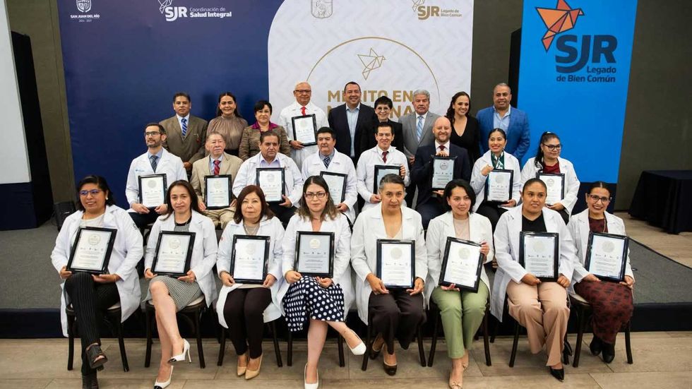 M\u00e9dicas y m\u00e9dicos galardonados con el Distintivo al M\u00e9rito en Medicina 2026 posan con sus reconocimientos junto a autoridades en San Juan del R\u00edo