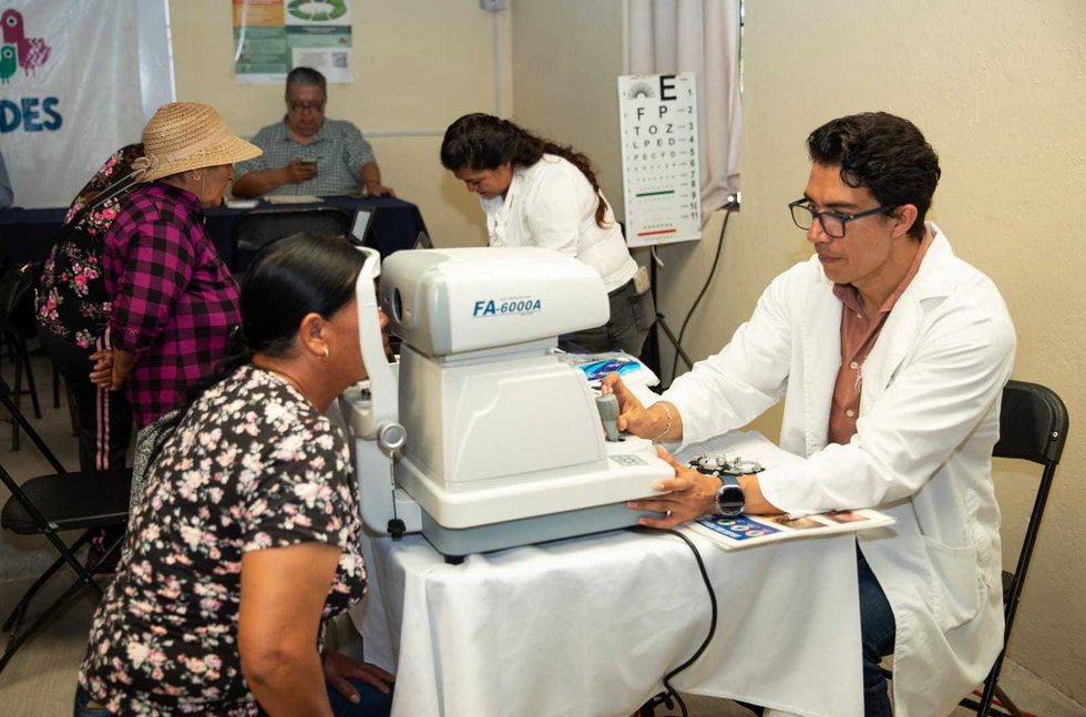 M\u00e9dico realiza revisi\u00f3n de salud visual a habitante de Perales durante campa\u00f1a comunitaria de San Juan del R\u00edo en agosto de 2026