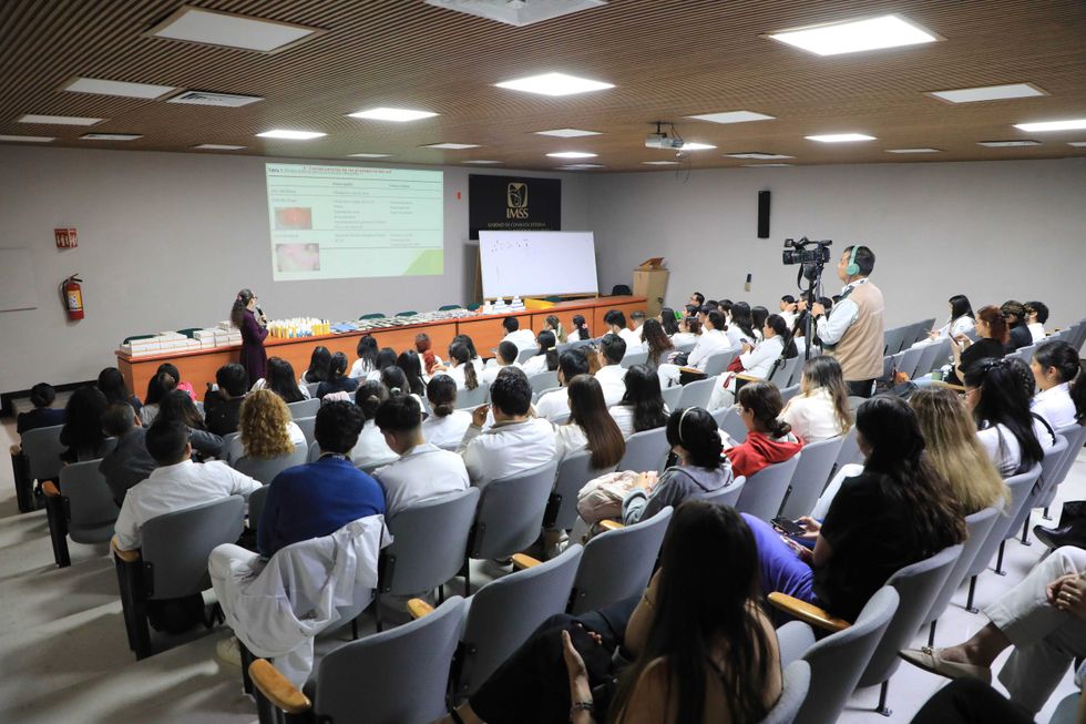 M\u00e9dicos y residentes del CMN La Raza asisten al Taller de Fotoprotecci\u00f3n con proyecci\u00f3n sobre efectos de la radiaci\u00f3n UV.