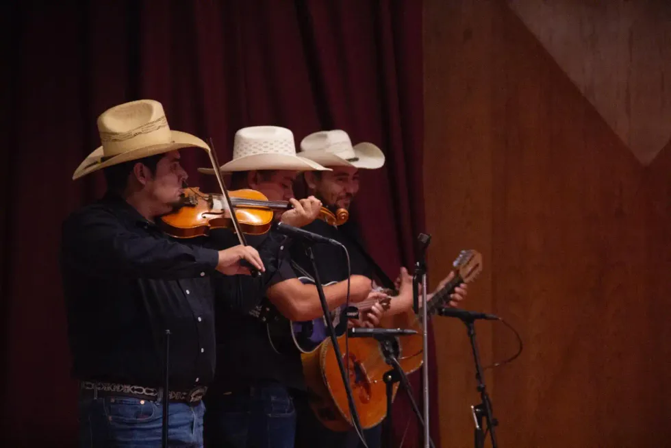 M\u00fasicos con viol\u00edn y guitarras huastecas durante la presentaci\u00f3n del concurso