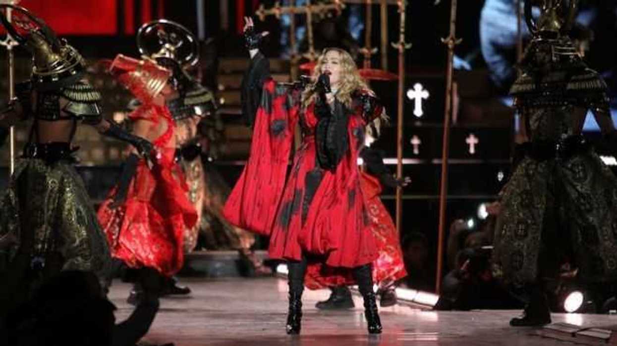 Madonna brinda homenaje a Frida Kahlo en el Palacio de los Deportes.
