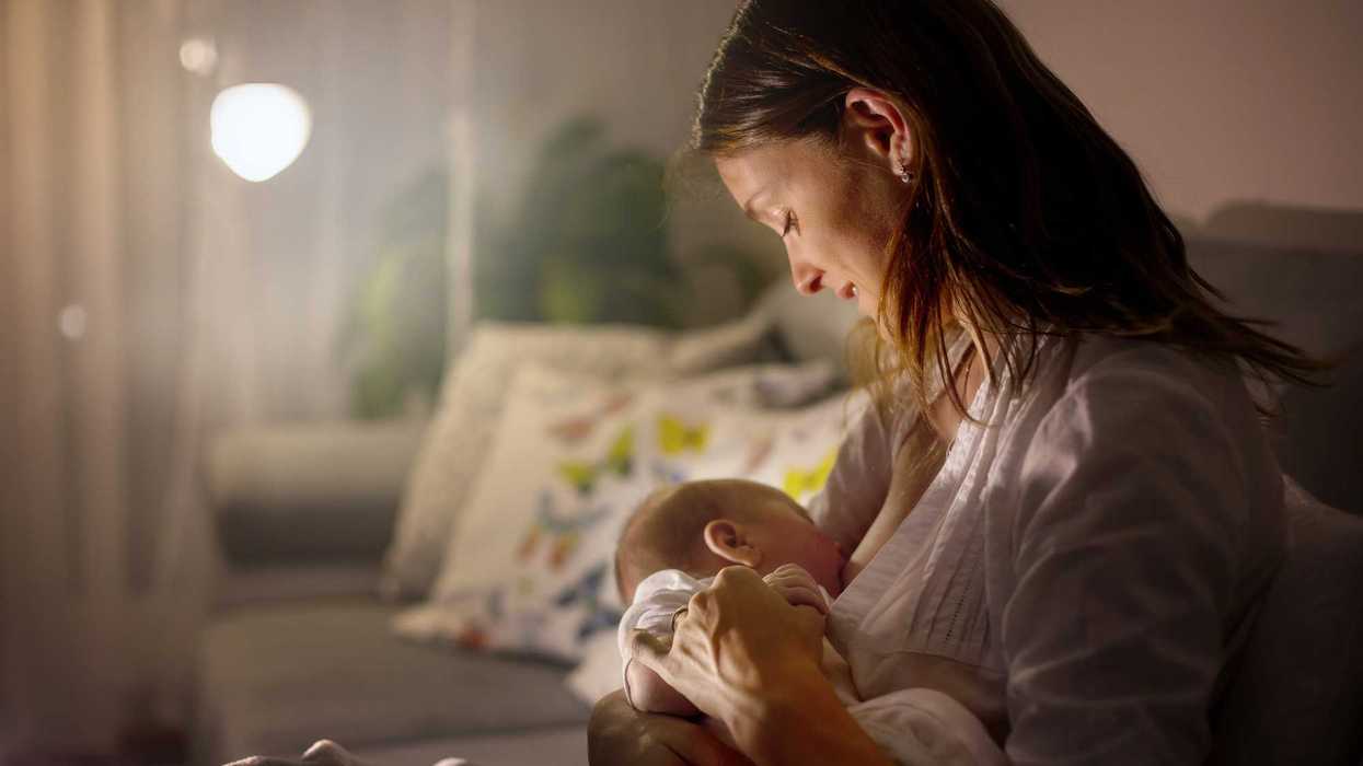 Madre amamanta a su bebé recién nacido durante la noche; la SESA promueve la lactancia materna en centros de salud de Querétaro durante la Semana Mundial del 1 al 7 de agosto de 2026