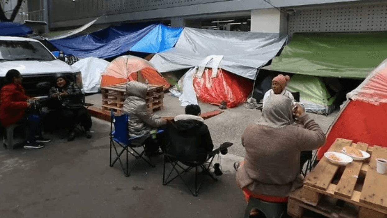 Madres buscadoras sentadas junto a casas de campaña y lonas de un plantón en la Ciudad de México