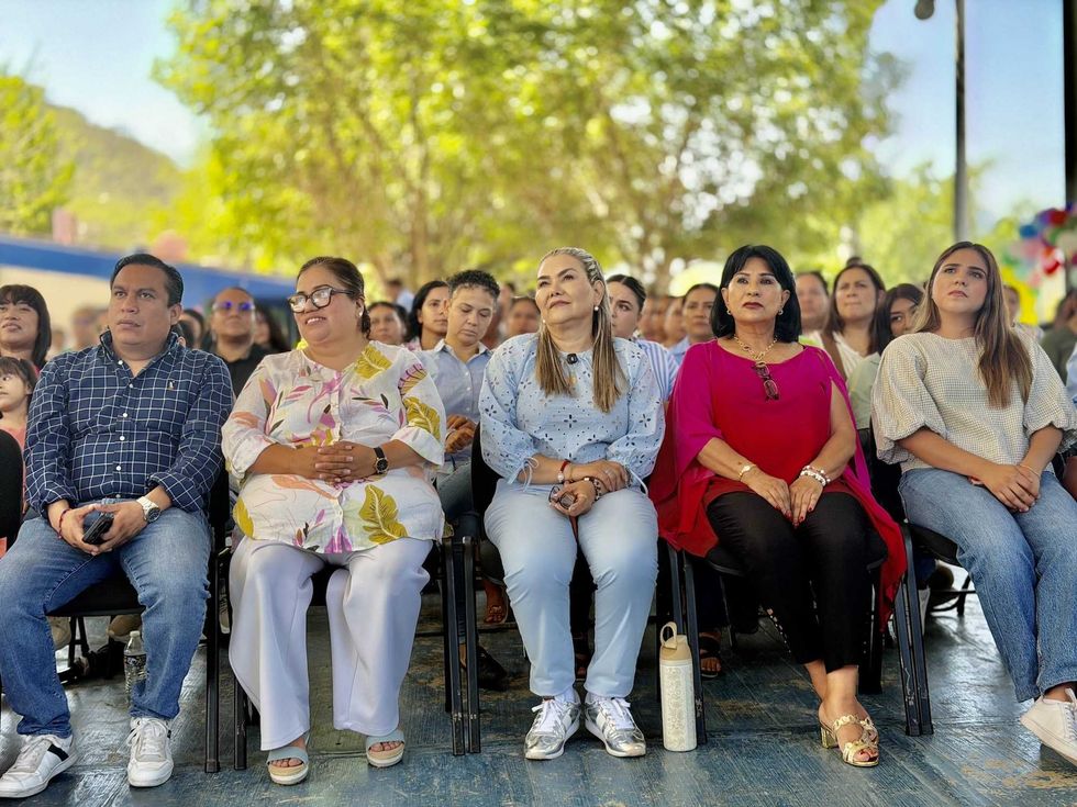 Madres y padres de familia en taller Crianzas Responsables de USEBEQ en Jalpan de Serra, Quer\u00e9taro