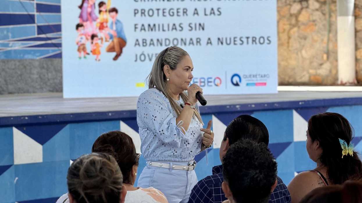 Madres y padres de familia en taller Crianzas Responsables de USEBEQ en Jalpan de Serra, Querétaro
