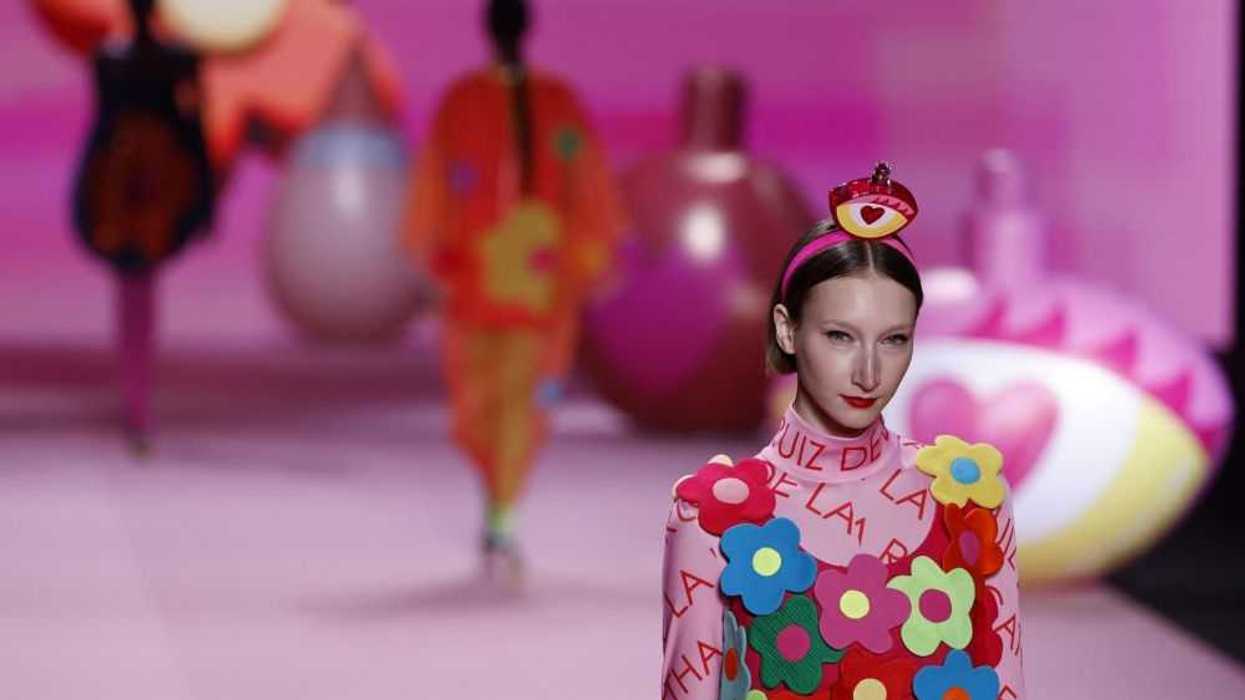 Madrid abre su semana de la moda con color, sofisticación y teatralidad. EFE/ Chema Moya.
