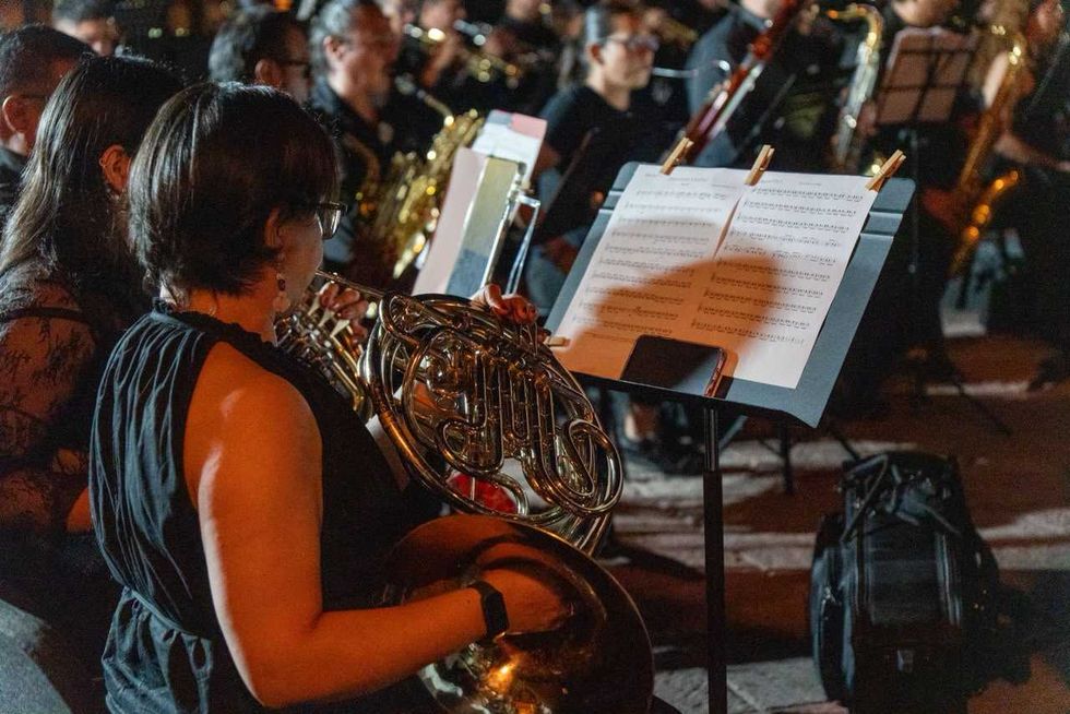 Maestra Sandra Kessler dirige la Banda Sinf\u00f3nica Juvenil Santiago de Quer\u00e9taro durante los festejos del 495 aniversario de fundaci\u00f3n.