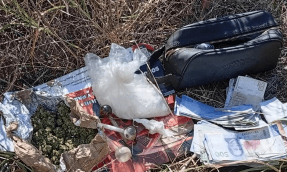 Maleta con billetes falsos y presunta droga decomisada por el Ej\u00e9rcito en Culiac\u00e1n, Sinaloa
